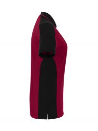 Weinrotes Damen Arbeits Poloshirt mit schwarzen Kontrasteinsätzen und Vier-Loch-Knopfleiste – strapazierfähig und pflegeleicht für Handwerk, Pflege und Gastronomie.